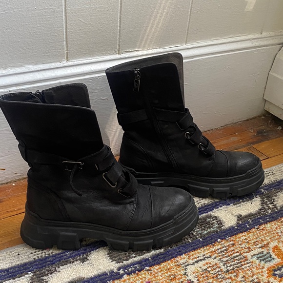 Sleek Black Lofina Combat Boots for Women - Picture 4 of 6